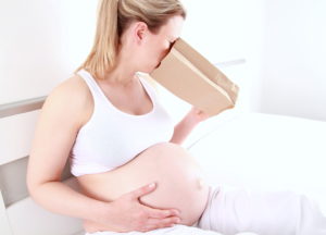 pierwszy trymestr ciąży objawy mdłości i brak sił