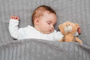 Co zakłóca sen dziecka - śpiące niemowlę