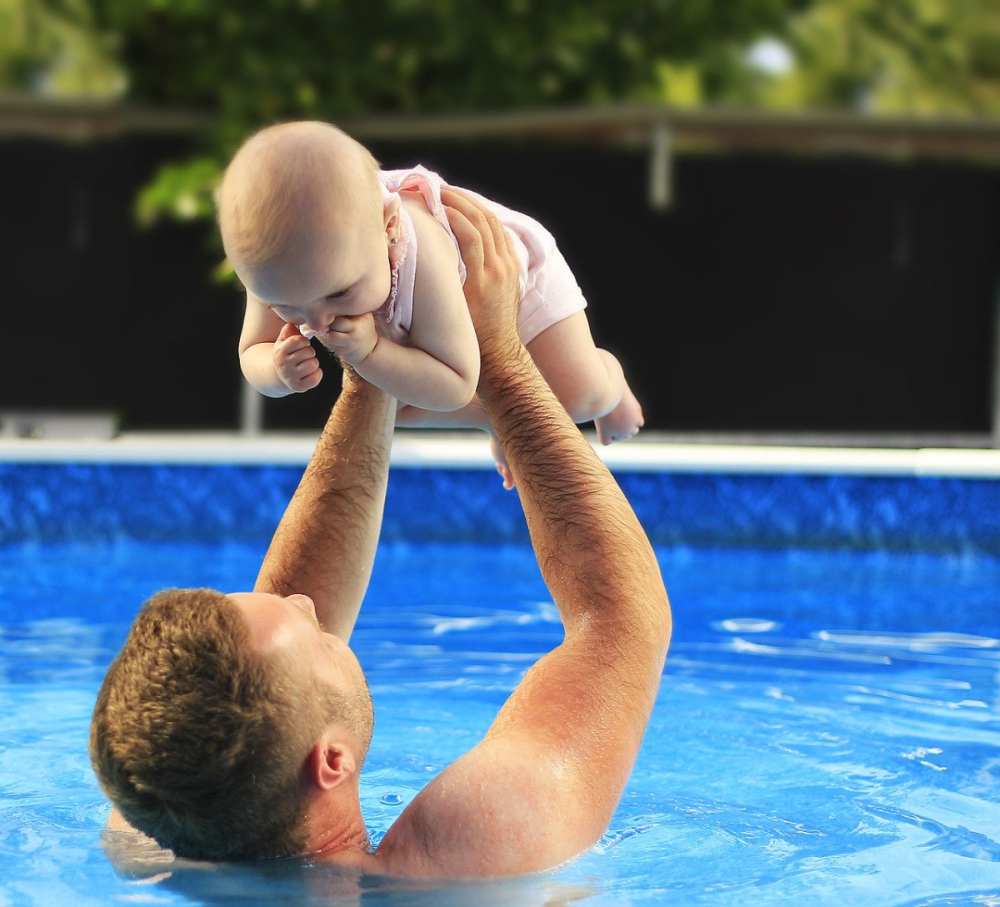 Małe dziecko na basenie a katar