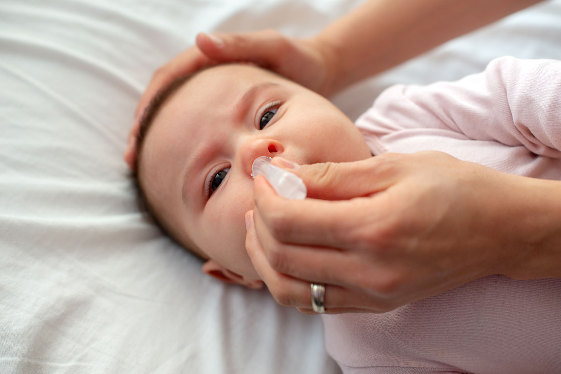nawilżanie nosa niemowlęcia preparatem Katarek